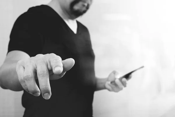 Empresário mão pressionando um botão imaginário, segurando phon inteligente — Fotografia de Stock