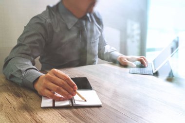project.using akıllı telefon yeni başlaması ile birlikte çalışan iş adamı 