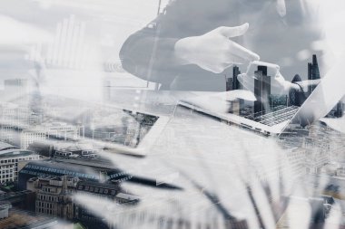 Fotoğraf Web grafik tasarımcı el toplantı ekibi ile yeni olarak