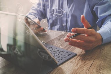 Mobil ödeme online alışveriş, omni chan kullanarak iş adamı ele