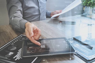 Dijital tablet bilgisayar ve akıllı telefon çalışma iş adamı