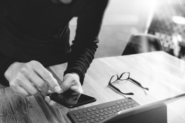 Mobil ödeme online alışveriş, omni chan kullanarak iş adamı ele