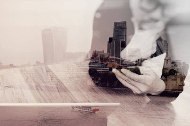 Mobil ödeme online alışveriş, omni chan kullanarak iş adamı ele