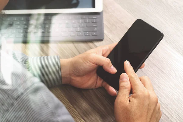 Mano usando pagos móviles compras en línea, omni canal, icono cus — Foto de Stock