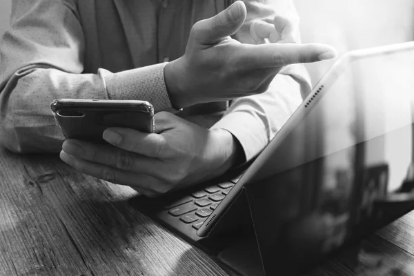 Erfolg Geschäftsmann Hand mit Smartphone, digitales Tablet dockin — Stockfoto