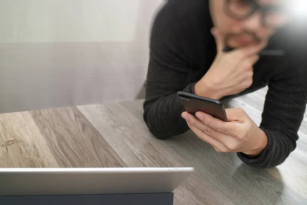 Empresario mano usando pagos móviles compras en línea, omni chan — Foto de Stock