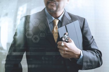 Akıllı tıp doktoru holding dijital tablet bilgisayar, stetoskop