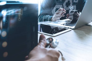 Tıbbi teknoloji kavramı. Doktor el ile modern zeki çalışma