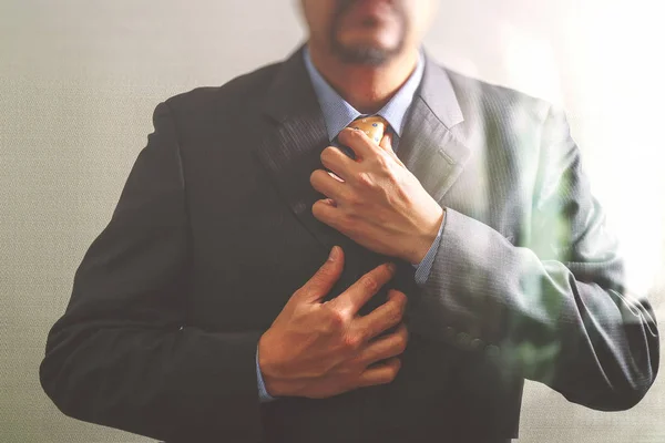 Affärsman justera slips, framifrån, ingen chef. Begreppet workin — Stockfoto