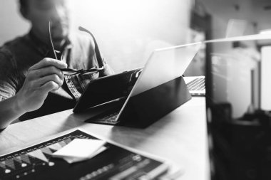 Web sitesi tasarımcısı dijital tablet ve bilgisayar laptop ile çalışma