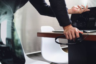VoIP mezartaşı ile dijital tablet bilgisayar yerleştirme zeki kullanan adam