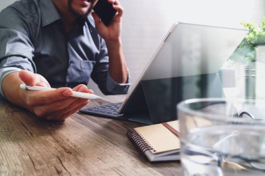 akıllı telefon, stylus kalem, dijital ta kullanarak başarı iş adamı ele