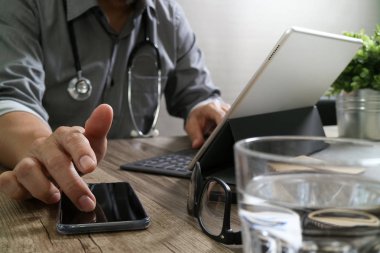 Akıllı tıp doktoru el akıllı telefon, dijital tablo ile çalışma