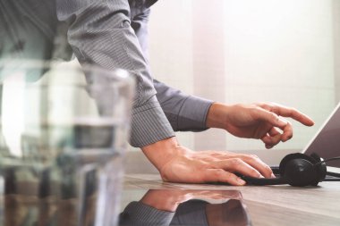 VoIP mezartaşı ile dijital tablet bilgisayar yerleştirme zeki kullanan adam