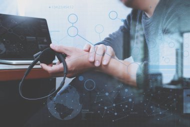 VoIP mezartaşı ile dijital tablet bilgisayar yerleştirme zeki kullanan adam