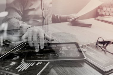 Dijital tablet bilgisayar ve akıllı telefon çalışma iş adamı