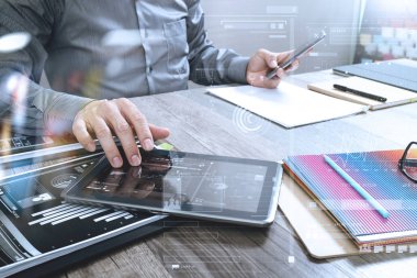 Akıllı telefon ve çalışma bilgisayar digita tutarak Web sitesi tasarımcısı