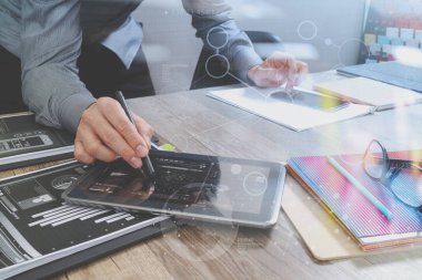 Akıllı telefon ve çalışma bilgisayar digita tutarak Web sitesi tasarımcısı