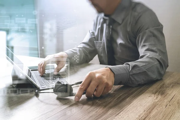 VoIP mezartaşı ile dijital tablet bilgisayar yerleştirme zeki kullanan adam