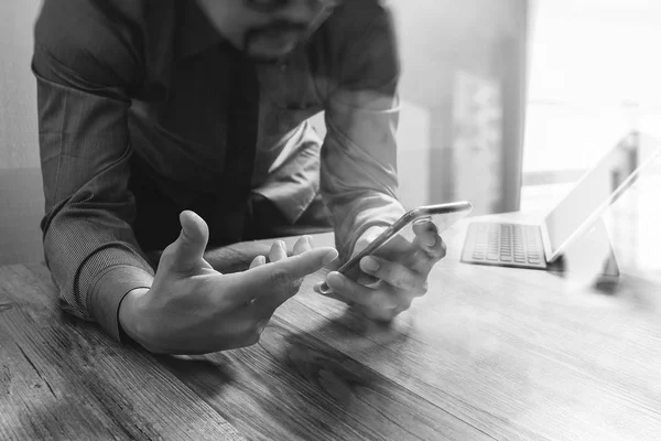 Üzletember használ szúró telefon és billentyűzet dokk digitális tábla. W — Stock Fotó