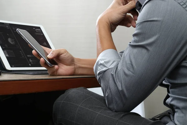 Éxito hombre de negocios mano usando el teléfono inteligente, acoplamiento de tableta digital — Foto de Stock