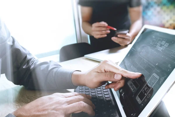 Zwei Kollegen Webdesigner diskutieren über Daten und digitales Tablet tun — Stockfoto