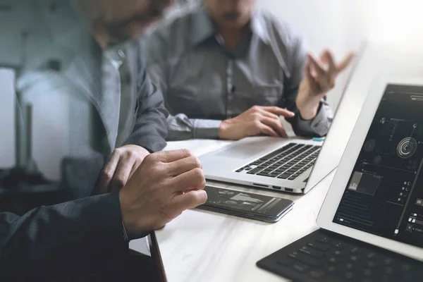 Riunione del team di lavoro. Foto investitore professionista che lavora nuovo s — Foto Stock