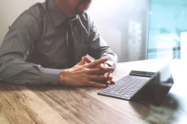 Geschäftsmann arbeitet mit neuem Start-up-Projekt. — Stockfoto