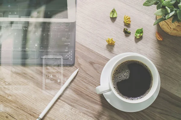Tasse à café et numérique table dock clavier intelligent, vase fleur son — Photo