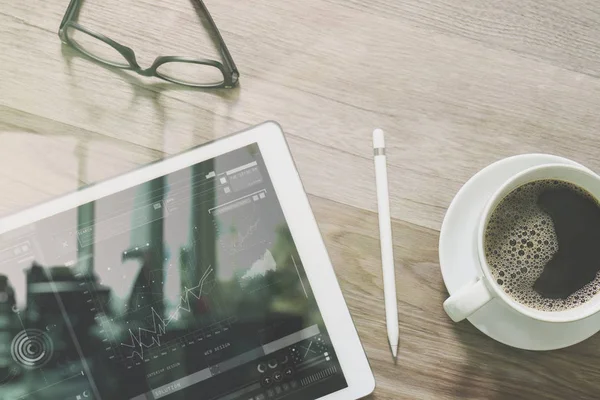 Tasse à café et Digital table dock clavier intelligent, lunettes, styl — Photo