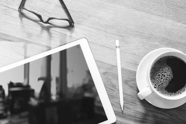 Tasse à café et Digital table dock clavier intelligent, lunettes, styl — Photo