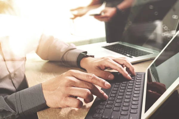 Riunione del team di lavoro presente. Foto professionale investitore worki — Foto Stock