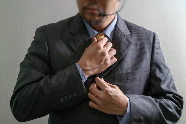 Homme d'affaires ajustant la cravate, vue de face, pas de tête. Concept de travail — Photo