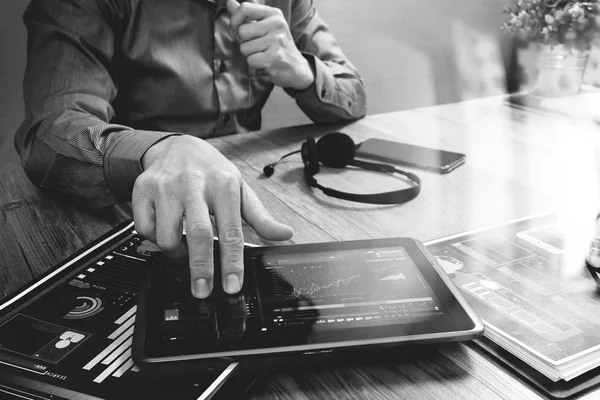 Mão de empresário usando fone de ouvido VOIP com tablet digital — Fotografia de Stock