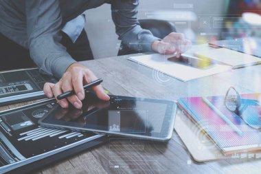 Akıllı telefon ve çalışma bilgisayar digita tutarak Web sitesi tasarımcısı