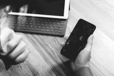 Mobil ödeme online alışveriş, omni chan kullanarak el ile yakın çekim