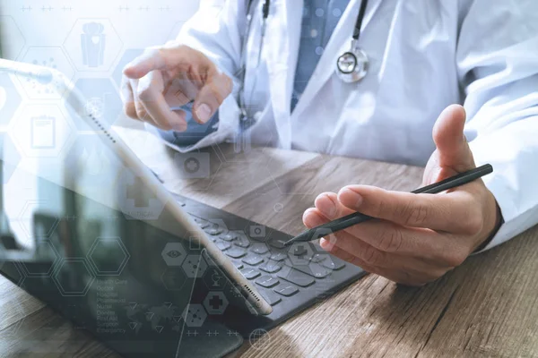 Médico inteligente mano trabajando con el teléfono inteligente, mesa digital — Foto de Stock