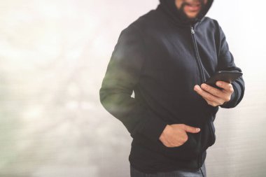 hippi erkek cep telefonu ödemeleri online s kullanarak bir başlık elinde