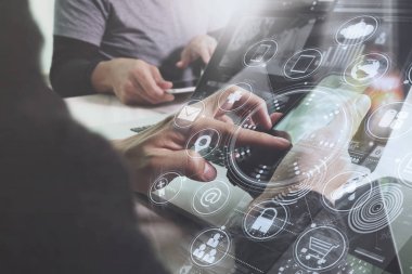 Akıllı telefon, mobil ödeme onli kullanarak tasarımcı iş adamı ele