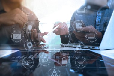 Akıllı telefon, mobil ödeme onli kullanarak tasarımcı iş adamı ele