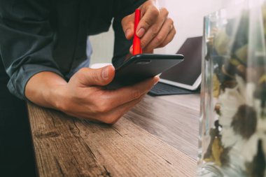 işadamı el ile akıllı telefon, mobil ödeme onli kullanarak kalem