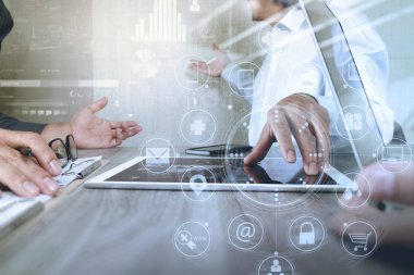 Akıllı telefon, mobil ödeme onli kullanarak tasarımcı iş adamı ele