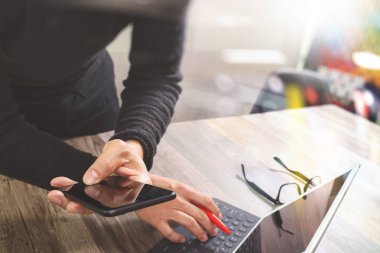 Mobil ödeme online alışveriş, omni chan kullanarak iş adamı ele