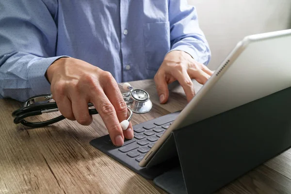 Médico inteligente mano trabajando con el teléfono inteligente, mesa digital — Foto de Stock