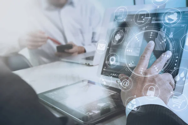 Akıllı telefon, mobil ödeme onli kullanarak tasarımcı iş adamı ele