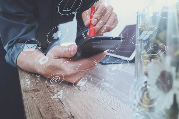 Üzletember kézzel, tollal, segítségével okos telefon, mobil fizetéseket onli — Stock Fotó