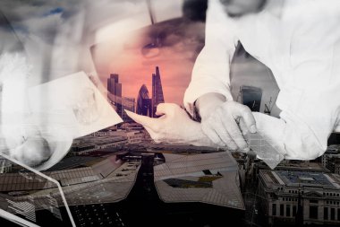 akıllı telefon ve dizüstü bilgisayar kullanılarak hipster el çift pozlama com