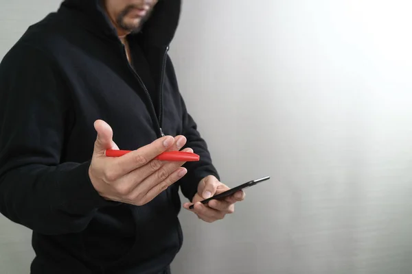 Hipster αρσενικό σε ένα χέρι κουκούλα χρησιμοποιώντας κινητό τηλέφωνο s online πληρωμές — Φωτογραφία Αρχείου