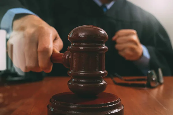 Justicia y el concepto de la ley.Male juez en una sala de audiencias golpeando el g —  Fotos de Stock