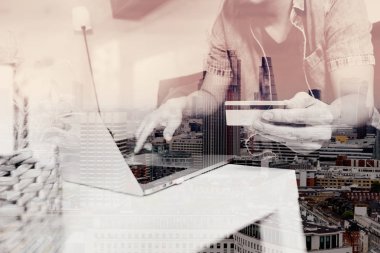 hipster el laptop sık, MKK tutan kullanarak çift pozlama